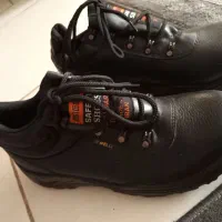 سه جفت کفش کار۴۲ یک لباس کار۴۴