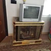 تلویزیون سونی ۲۱ اینچ صفحه تحت همراه میز