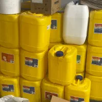 گالن و سطل برای ذخیره آب