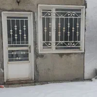 دو عدد پنجره ویک عدد درب