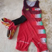دوبنده کشتی با کفش و زانو بند