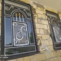دو عدد پنجره و یک درب سالم