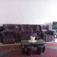 یک دست مبل هفت نفره با جلو مبلی با میز چهار نفره