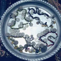 تعدادی سکه|کلکسیون سکه، تمبر، اسکناس|میانه, |دیوار