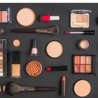 فروشنده خانم فروشگاه ارایشی بهداشتی