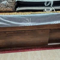 تخت و تشک دونفره، میز و آیینه توالت با تخ.فیف|تخت و سرویس خواب|رامند, |دیوار