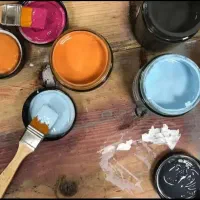 نقاشی و رنگ درب و پنجره ساختمان آهن دیوار