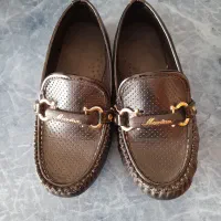 کفش|کفش و لباس بچه|میانه, |دیوار