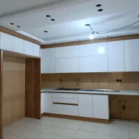 همکار فروشنده خانم