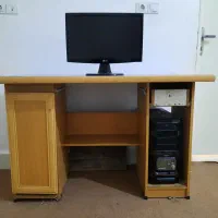 کامپیوتر ارتقا یافته همراه با میز