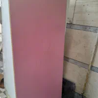 یک عدد ام دی اف صورتی رنگ