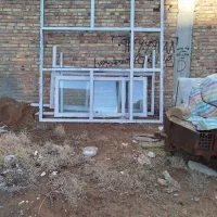 تعدادی درب و پنجره های دوجداره همراه با شیشه ها