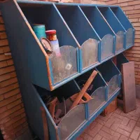 قفسه چوبی و شیشه ای بزرگ