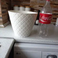 چند عدد گلدون خالی سرامیکی وپلاستیکی