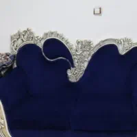 یک دست مبل هفت نفره با جلو مبلی دوتا عسلی