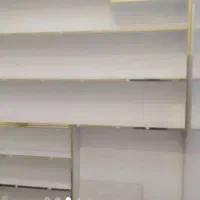 ویترین با میز شیشه دار زیبا و باکس سفید و طلایی