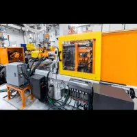 کارگر ساده وسط کار تزریق پلاستیک