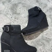 یک جفت پوتین سایز ۳۸