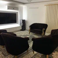 مبل در حد نو 7نفره به همراه ویترین و میز گرد