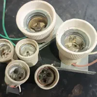 تعدادی سرپیچ‌ لامپ سرامیکی