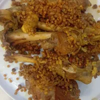 کمک آشپز پشت منقلی و تخته کار