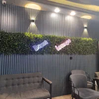 یکنفر صندوقدار و یکنفر ظرفشور