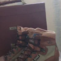 کفش بوت کوهنوردی اصل با یک کیف چرم اصل رمز دار