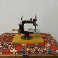 چرخ خیاطی قدیمی انگلیسی یک وجبی درحد اکبند|کلکسیون اشیاء عتیقه|تهران, جنت‌آباد مرکزی|دیوار