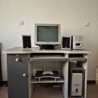 میز کامپیوتر کاملا سالم