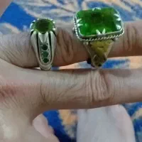 دو عدد انگشتر نقره نگین زبرجد معدنی
