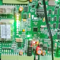 تکنسین الکترونیک خانم و آقا
