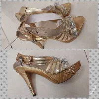 تعدادی کفش و کیف زنانه و مدرسه|کیف، کفش، کمربند|اصفهان, سرچشمه|دیوار