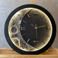 ساعت ماه نورپردازی شده