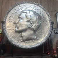 مجسمه سکه دو ریالی