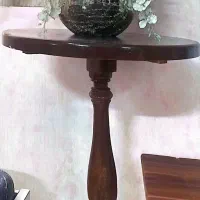 میز گرد ب همراه گلدان