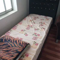 تخت یک نفره با تشک و رو تختی