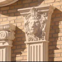 مجسمه سرستون و سنگ نمای ساختمان