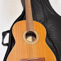 گیتارm5پارسی کاملا نو به همراه کتاب و پایه