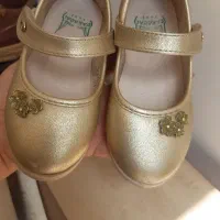 کفش و پالتو بچگانه