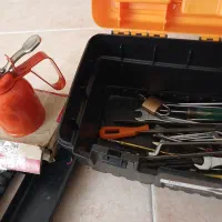 یکعدد جعبه. ابزار. و تعدادی. اچار.