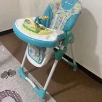 صندلی غذا کودک و تعدادی پوشک سایز پنج کانفی