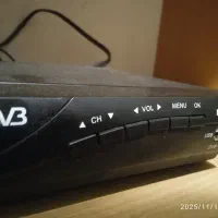 تلویزیون با میز و دستگاه دیجیتال|تلویزیون و پروژکتور|قم, زند آباد|دیوار