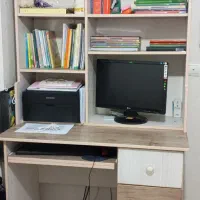 کتابخانه و میز کامپوتر