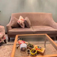 مبل راحتی سالم و در حد نو همراه با میز عسلی