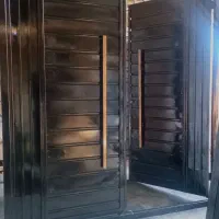 در درب حیاط واهنی حیاط خانه آهن گاراژی