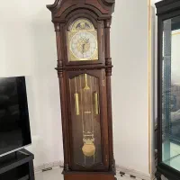 ساعت ایستاده کنار سالنی