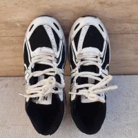 یک جفت کتونی نو