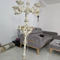 شمعدانی و کنار سالنی بسیار شیک