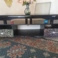 میز‌  چوبی‌ روشیشه‌ ای‌
