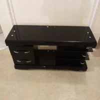 میز تلویزیون شیشه در حد نو طول 120 عرض 45